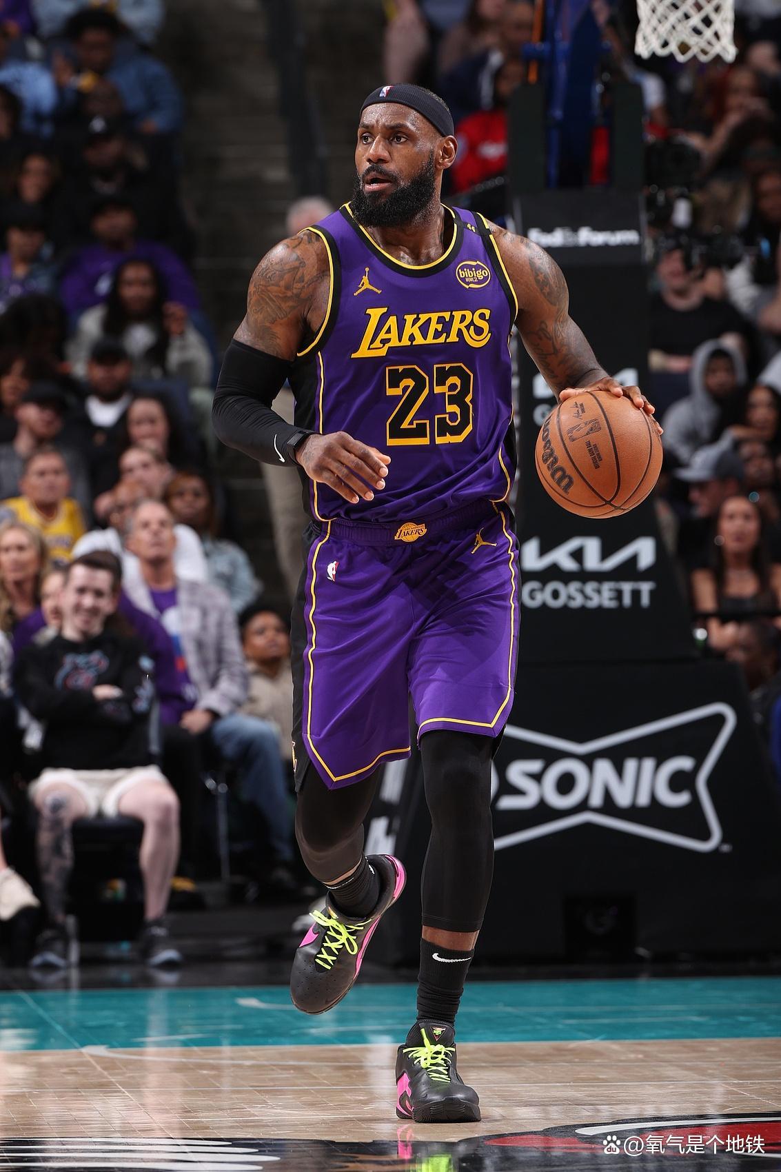 九游游戏大厅关于詹姆斯重返赛场,险胜首场状态出色,篮网观众沸腾!上演精彩一战的信息