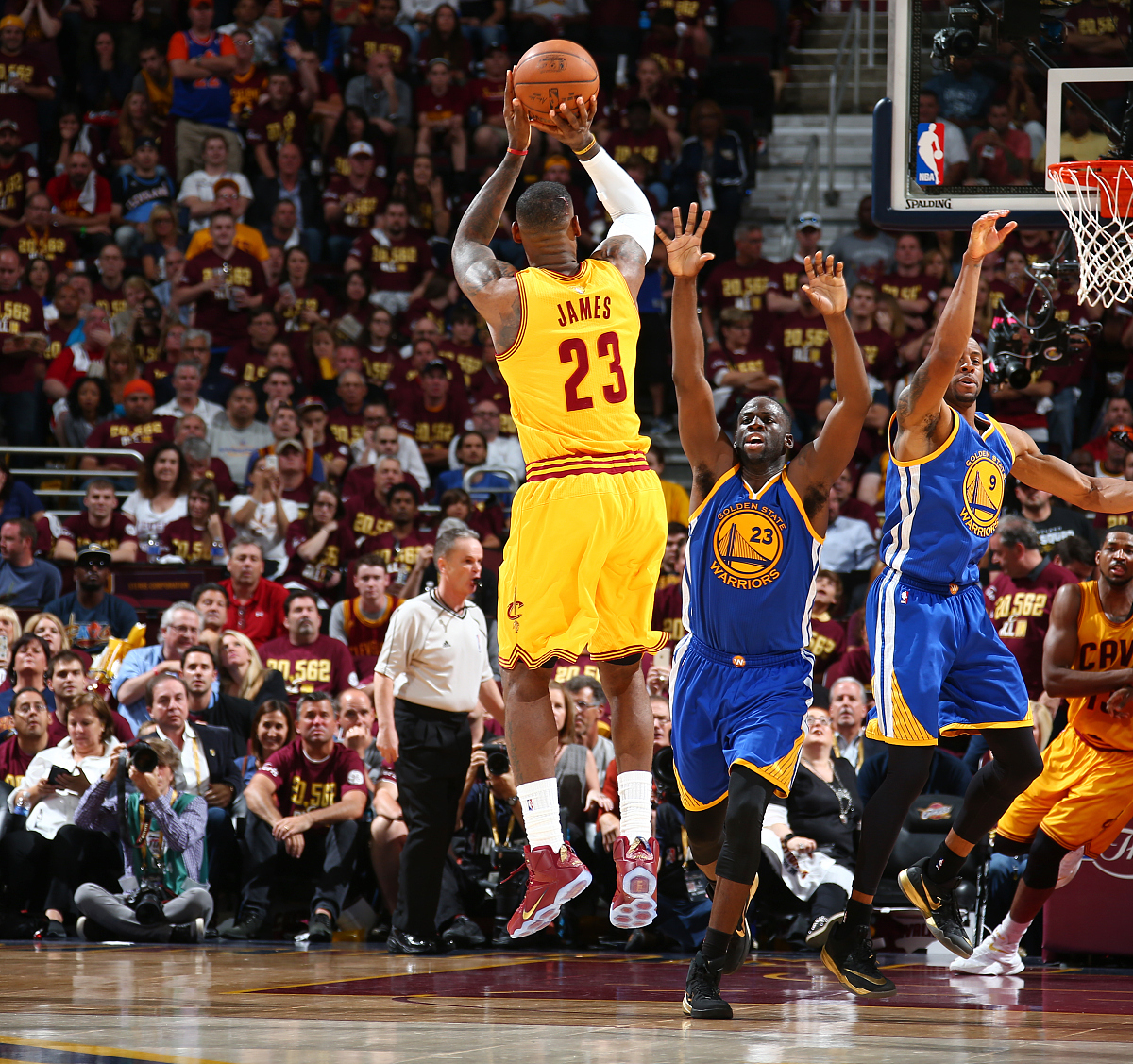 九游游戏大厅关于詹姆斯重返赛场,险胜首场状态出色,篮网观众沸腾!上演精彩一战的信息